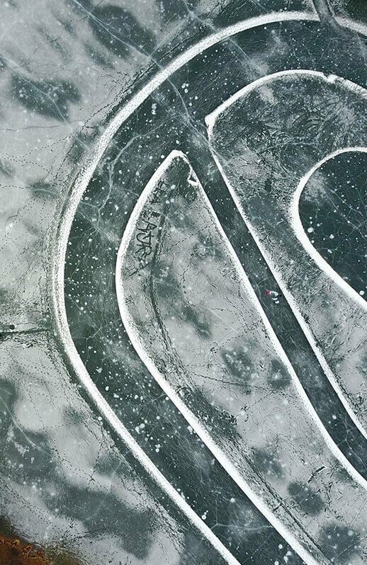 Eislaufplatz Tristachersee Der Eislaufplatz am Tristachersee aus der Vogelperspektive fotografiert. Eine ovale Spur ist auf dem Eis.