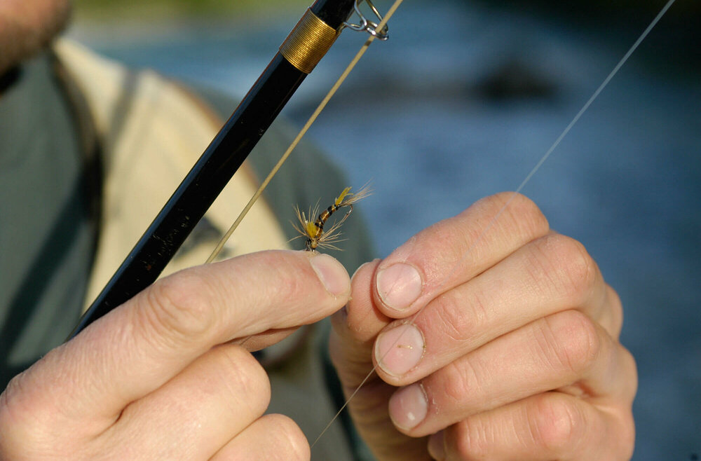 Fliegen fischen Das Bild zeigt einen Mann beim Fliegen fischen