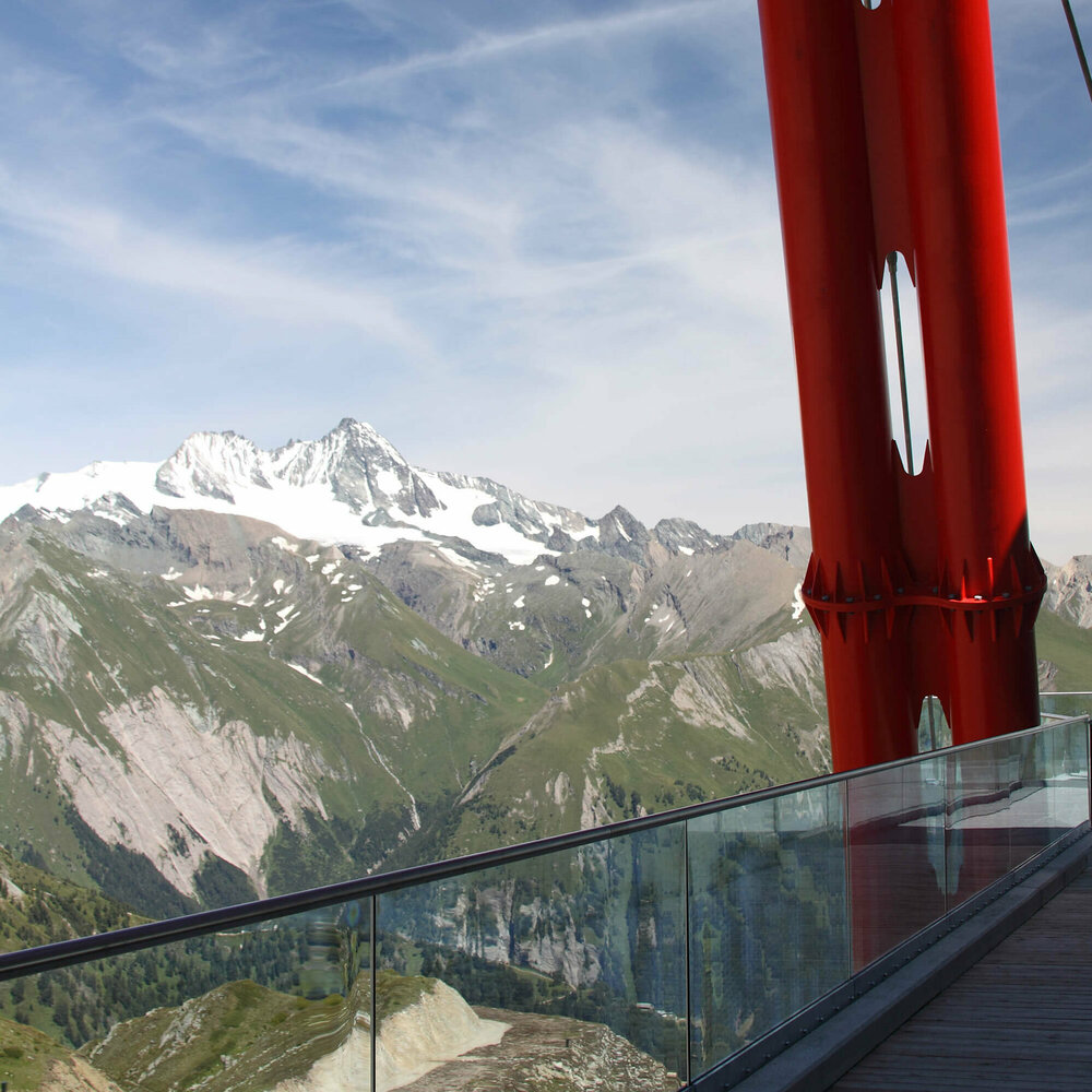 Aussicht vom Adlerhorst bei der Adlerlounge in Kals am Großglockner.