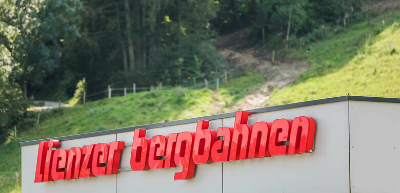 Gebäude der Talstation Lienzer Bergbahn Hochstein im Sommer.