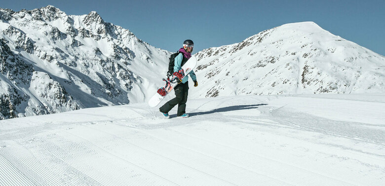 St. Jakob Snowboard Ein Snowboarder im Skizentrum St. Jakob i. D..