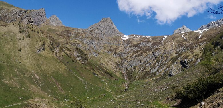 Eine schroffe Berglandschaft auf dem Sonnseitenweg im Virgental.