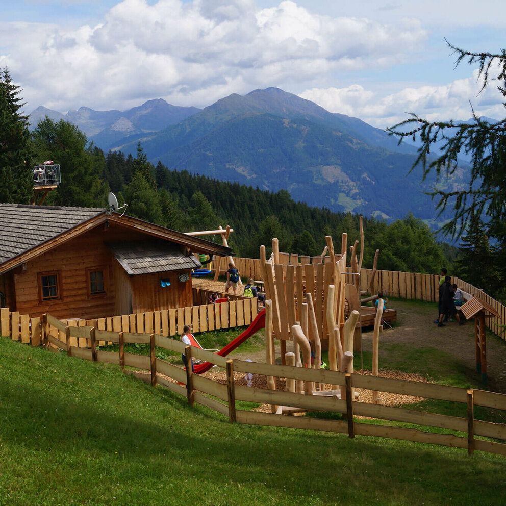 Familienpark Zettersfeld Der Spielplatz mit verschiedenen Holzelementen im Familienpark Zettersfeld.