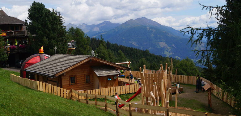 Familienpark Zettersfeld Der Spielplatz mit verschiedenen Holzelementen im Familienpark Zettersfeld.
