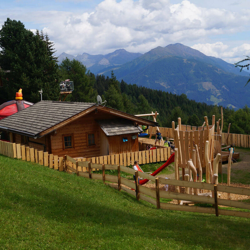 Familienpark Zettersfeld Der Spielplatz mit verschiedenen Holzelementen im Familienpark Zettersfeld.