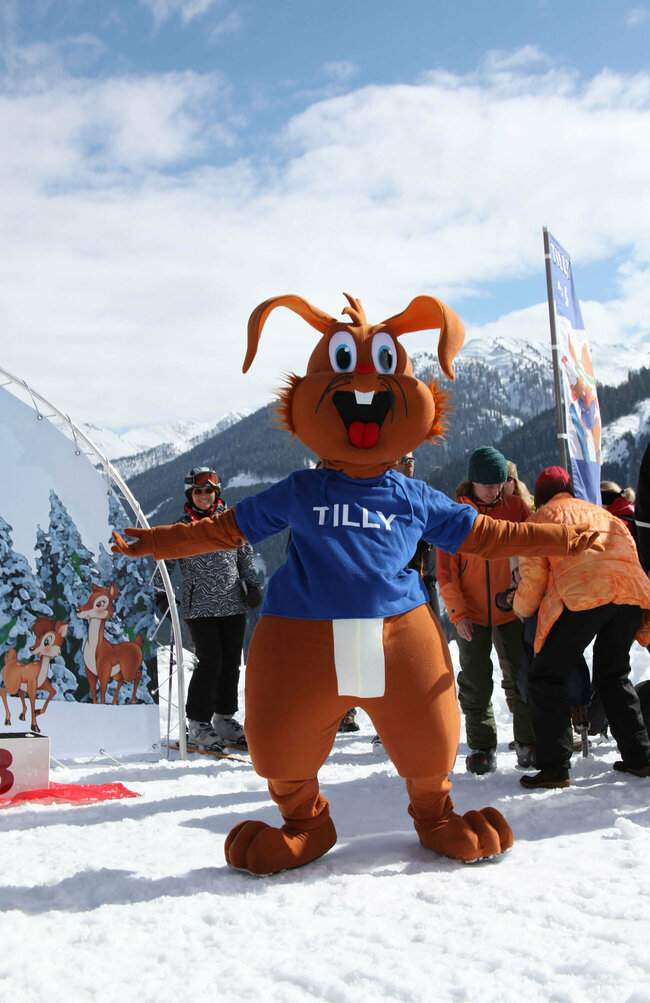 Hasen-Maskottchen "Tilly" im Familienskigebiet Golzentipp - Obertilliach