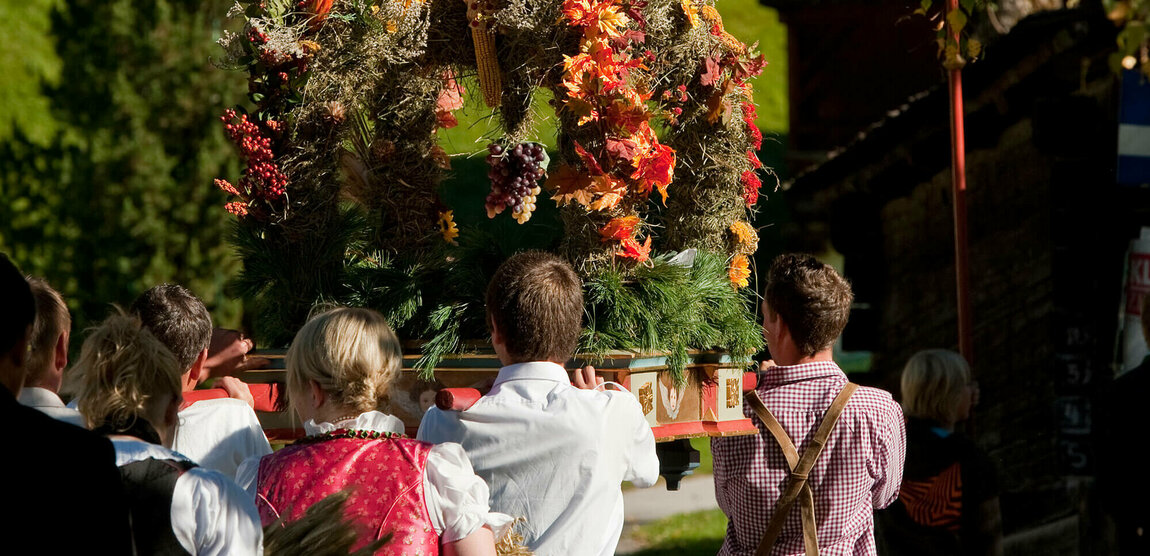 Erntedank Die Erntedankkrone wird bei der Erntedankprozession im Herbst feierlich getragen.
