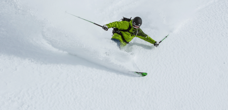 Ein Mann beim Freeriden schwingt um die Kurve im Chapagne Powder.
