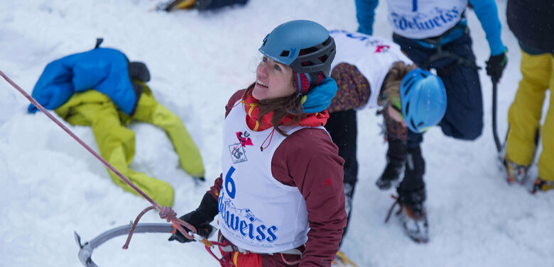 Eisklettererin beim Start des Eisfestival 2017
