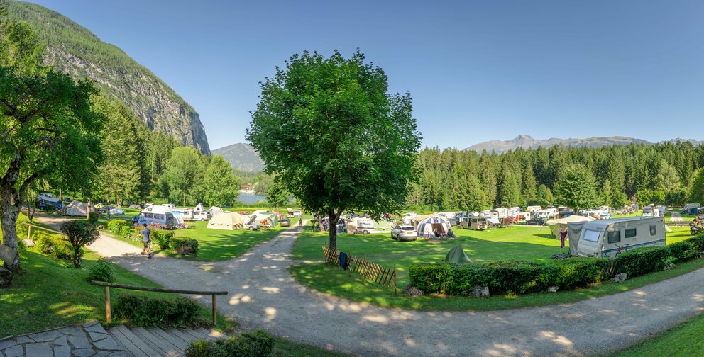 Morgentliche Stimmung am gut besuchten Campingplatz auf der Seewiese beim Tristacher See