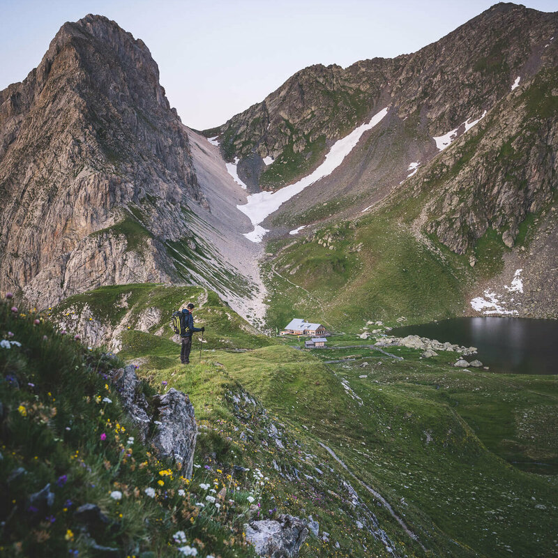 Das Bild zeigt die Obstansersee Hütte mit den Bergen im Hintergrund