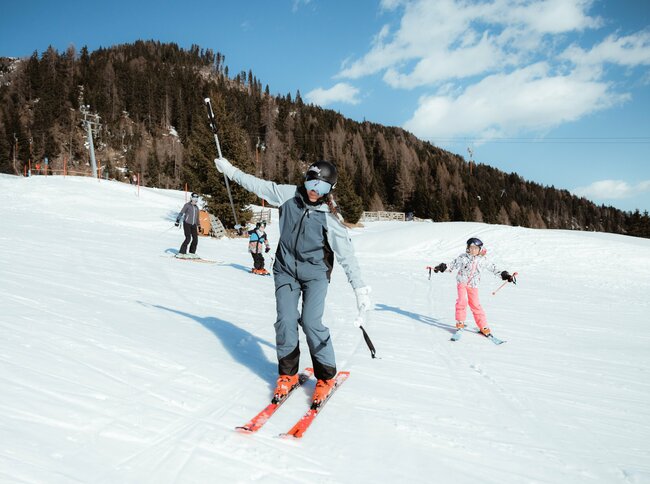 Skilehrerin macht Übungen mit Kindern beim Himbergollift in Obertilliach.