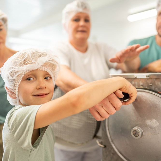 Am Niescherhof in Obertilliach können Familien erleben, wie Butter hergestellt wird.
