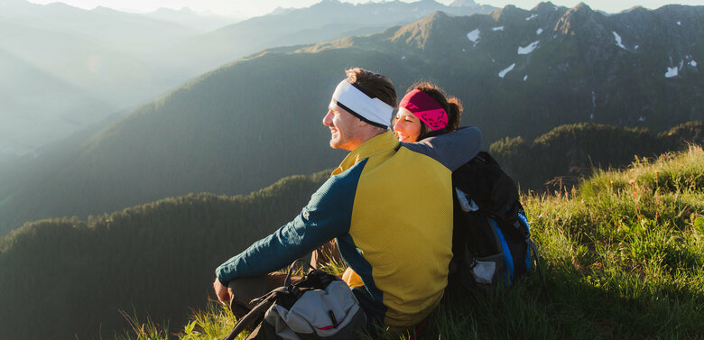 Zwei Wanderer genießen den Ausblick von der Öfenspitze ins Tal