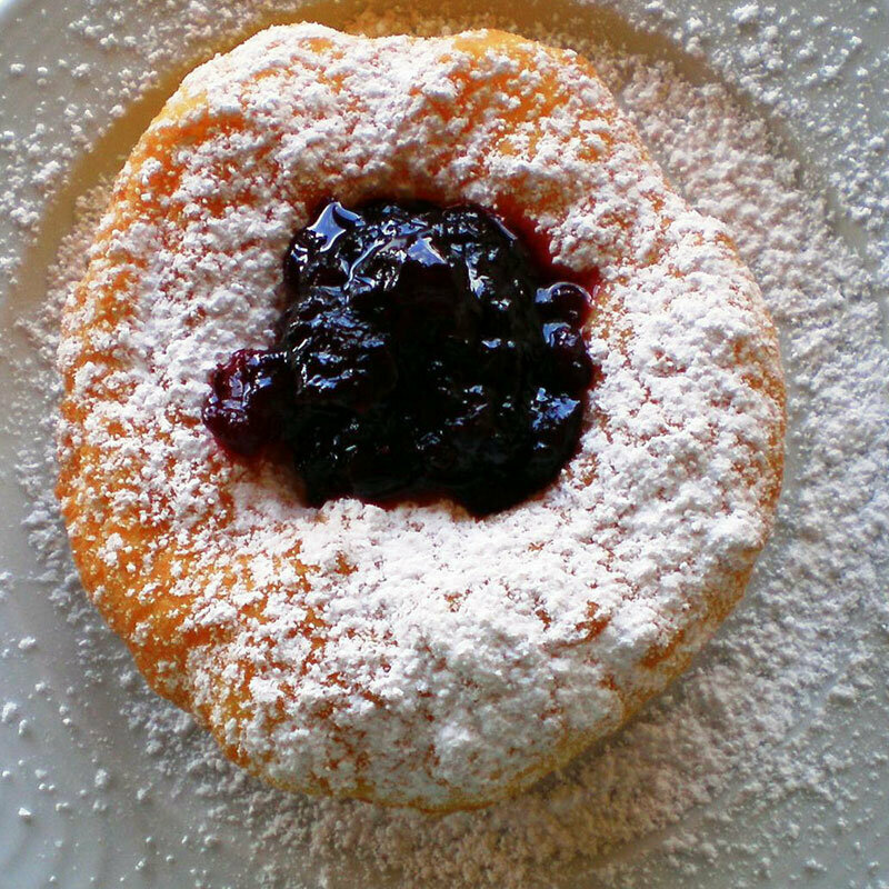 Osttiroler Kiachlen mit Puderzucker und Granten.