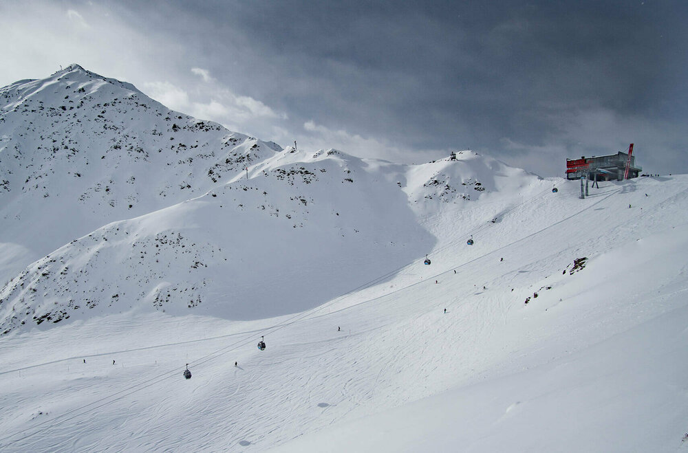 Blick auf die Adlerlounge, die Bergbahn und die Skipiste im Großglocknerresort Kals Matrei.