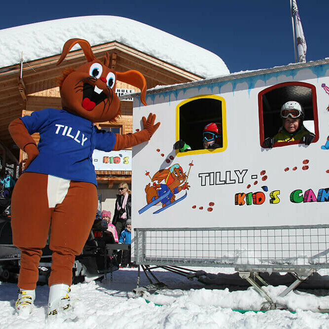 Familienskigebiet Golzentipp - Obertilliach Hasenmaskottchen im Familienskigebiet Golzentipp - Obertilliach