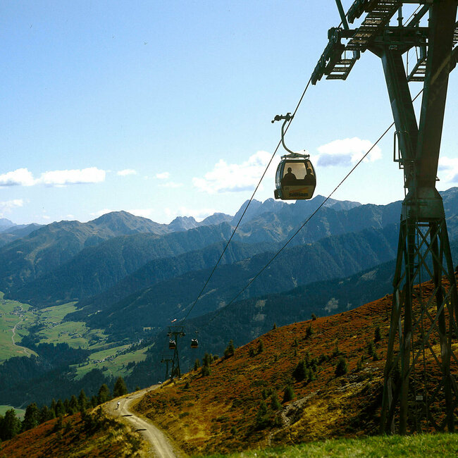 Das Bild zeigt die Seilbahn Hochpustertal von Sillian zum Thurntaler im Sommer