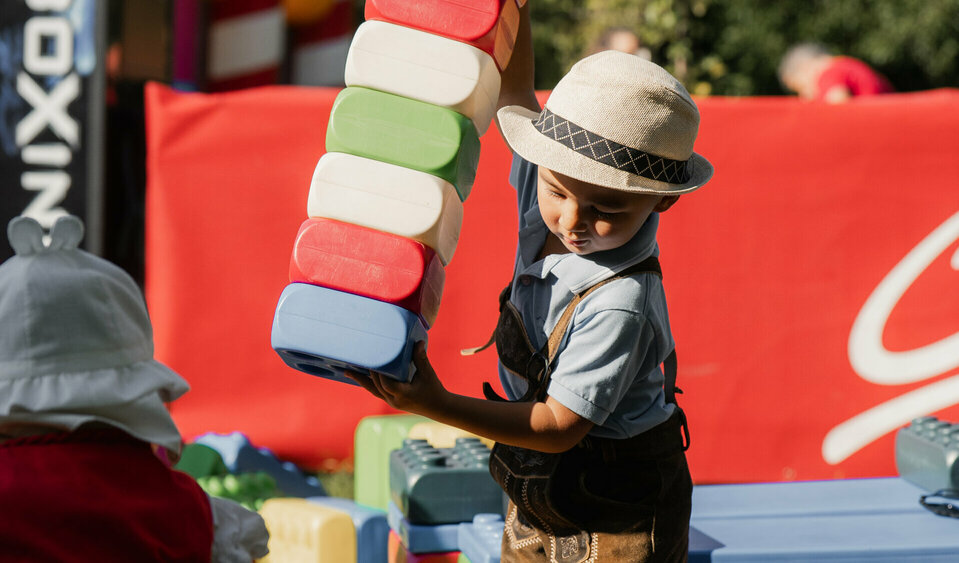 Ein Kind spielt mit großen Bausteinen.