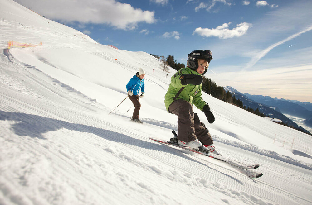 Kind fährt über die Piste am Zettersfeld