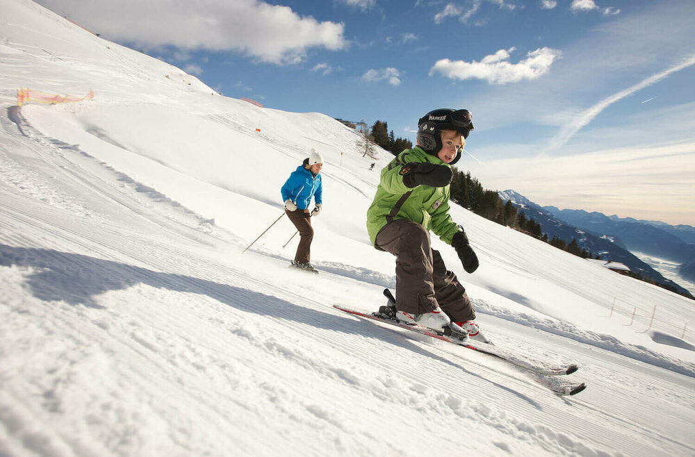 Kind fährt über die Piste am Zettersfeld