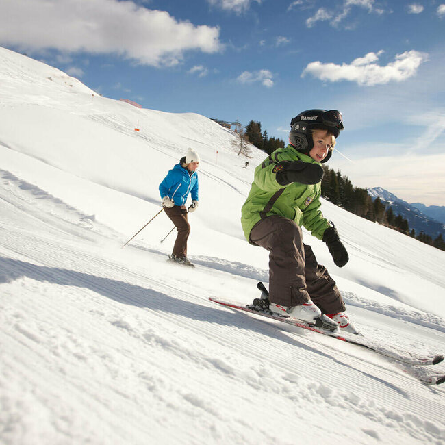 Zettersfeld Kinder Kind fährt über die Piste am Zettersfeld