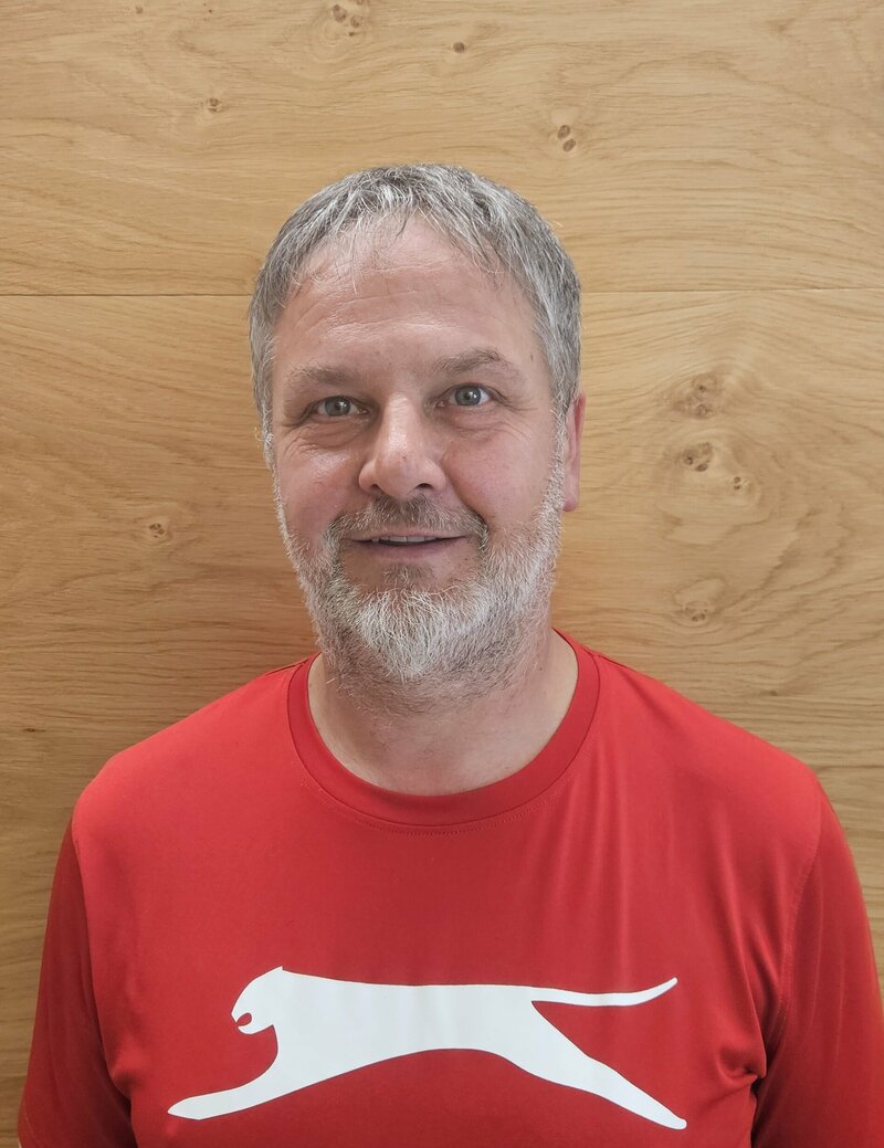 Kratzer Josef in rotem Puma-Shirt.