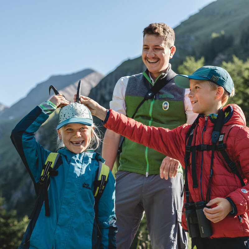 Big Five Rangertour Zwei Kinder mit einem Ranger bei einer Rangetour im Nationalpark Hohe Tauern.