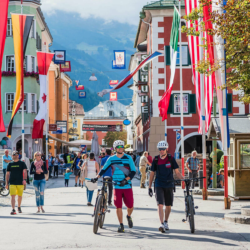 Radfahrer sind unterwegs in Lienz in Osttirol.