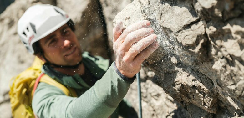 Magnesium Klettern Aufnahme von der Hand eines Kletterers mit Magnesium an einem Fels.