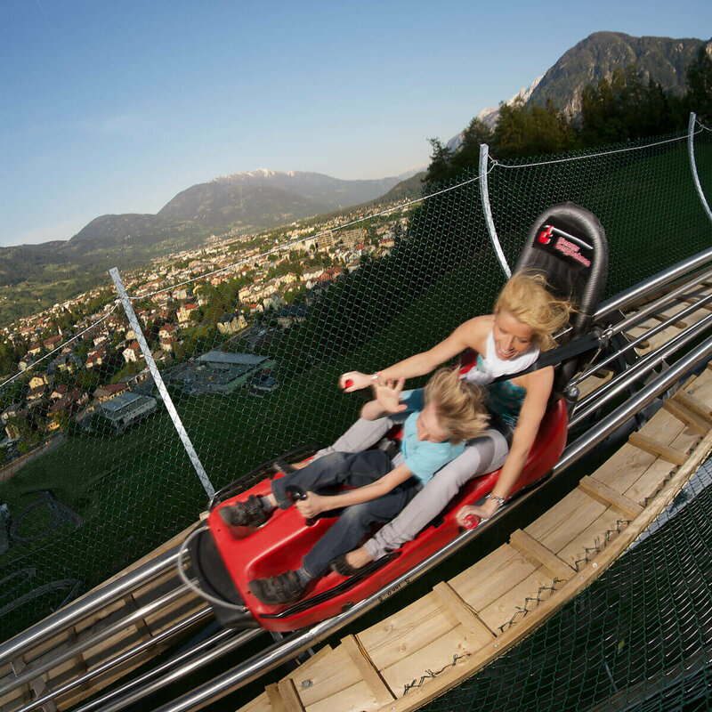 Mutter und Sohn rasen mit dem Osttirodler den Hochstein hinab