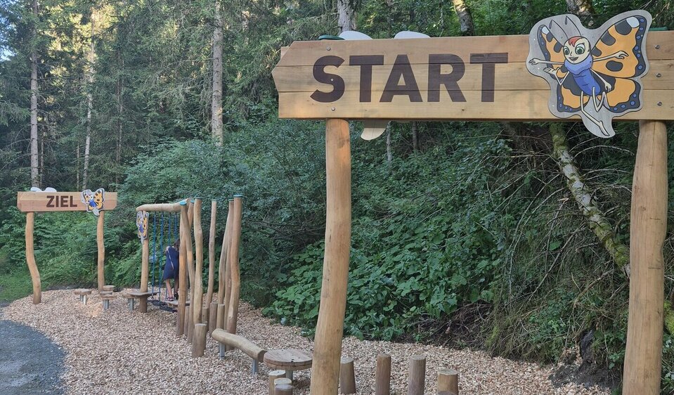 Ein Geschicklichkeitsparkour aus Holz zum Balancieren.