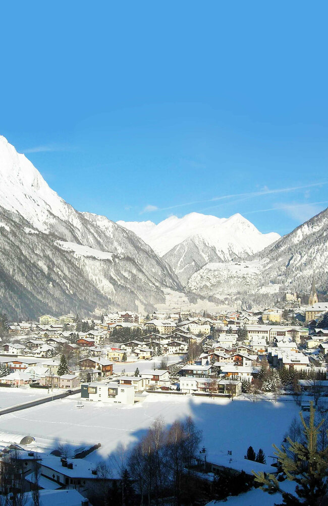 Matrei Blick auf das verschneite Matrei an einem traumhaften Wintertag mit blauem Himmel.