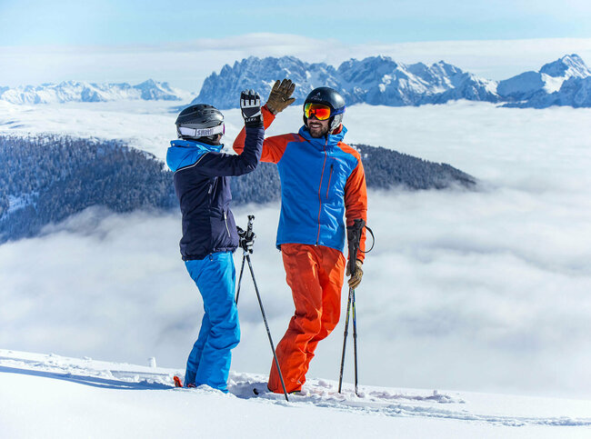 Skizentrum Sillian Hochpustertal High-Five - Zwei Skifahrer:innen im Skizentrum Sillian Hochpustertal