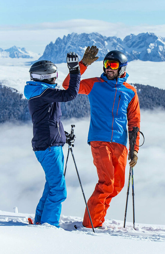 High-Five - Zwei Skifahrer:innen im Skizentrum Sillian Hochpustertal