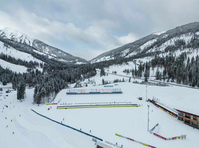 Drohnenaufnahme des verschneiten Langlauf- und Biathlonzentrums in Obertilliach.