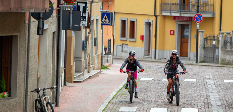Radprojekt Parkade Fahrt durch italienische Stadt