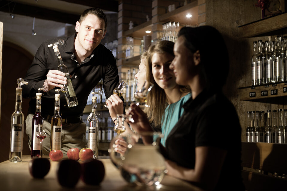 Eine Gruppe junger Leute bei der Schnapsverkostung in der Brennerei Kuenz