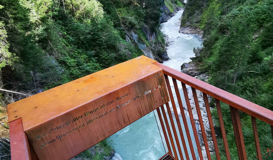 Plattform bei der Iselschlucht ...deep view into the mighty Isel Canyon