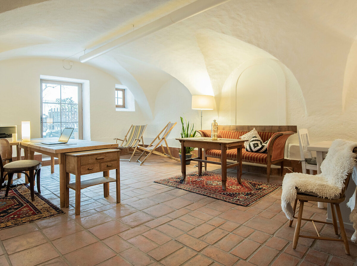 Coworking Raum im Kesslerstadel Coworking Raum im Kesslerstadel mit Arbeitstischen, Drucker und für Pausen stehen zwei Liegestühle bereit.