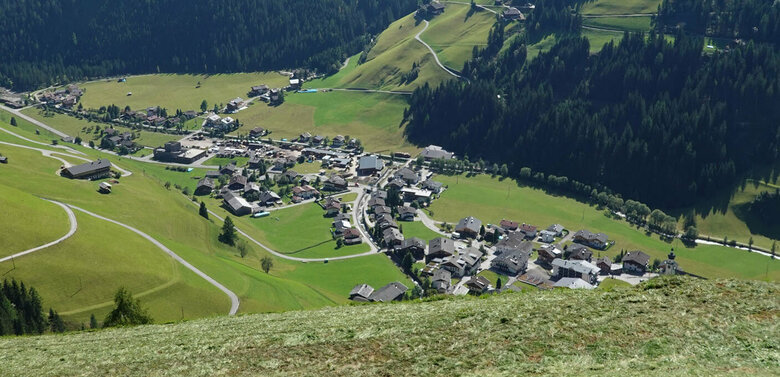 E-Biken im Villgratental E-Biken in Innervillgraten über einen breiten Weg mit herrlichem Panorama