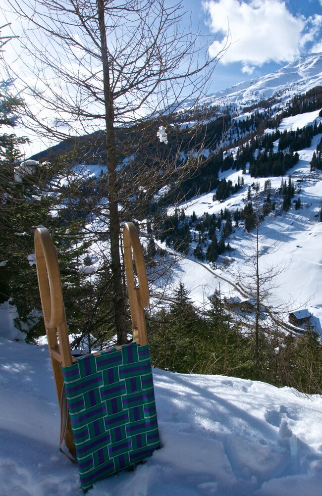 Rodel im Schnee am Tilliachalmweg in Außervillgraten