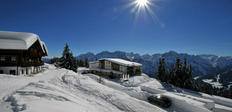 Foto vom Sporthotel Hochlienz im Winter bei Sonnenschein 