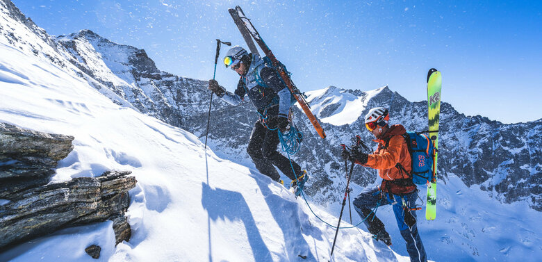 Zwei Skitourengeher:innen beim Aufstieg zur oberen Ödenwinkelscharte
