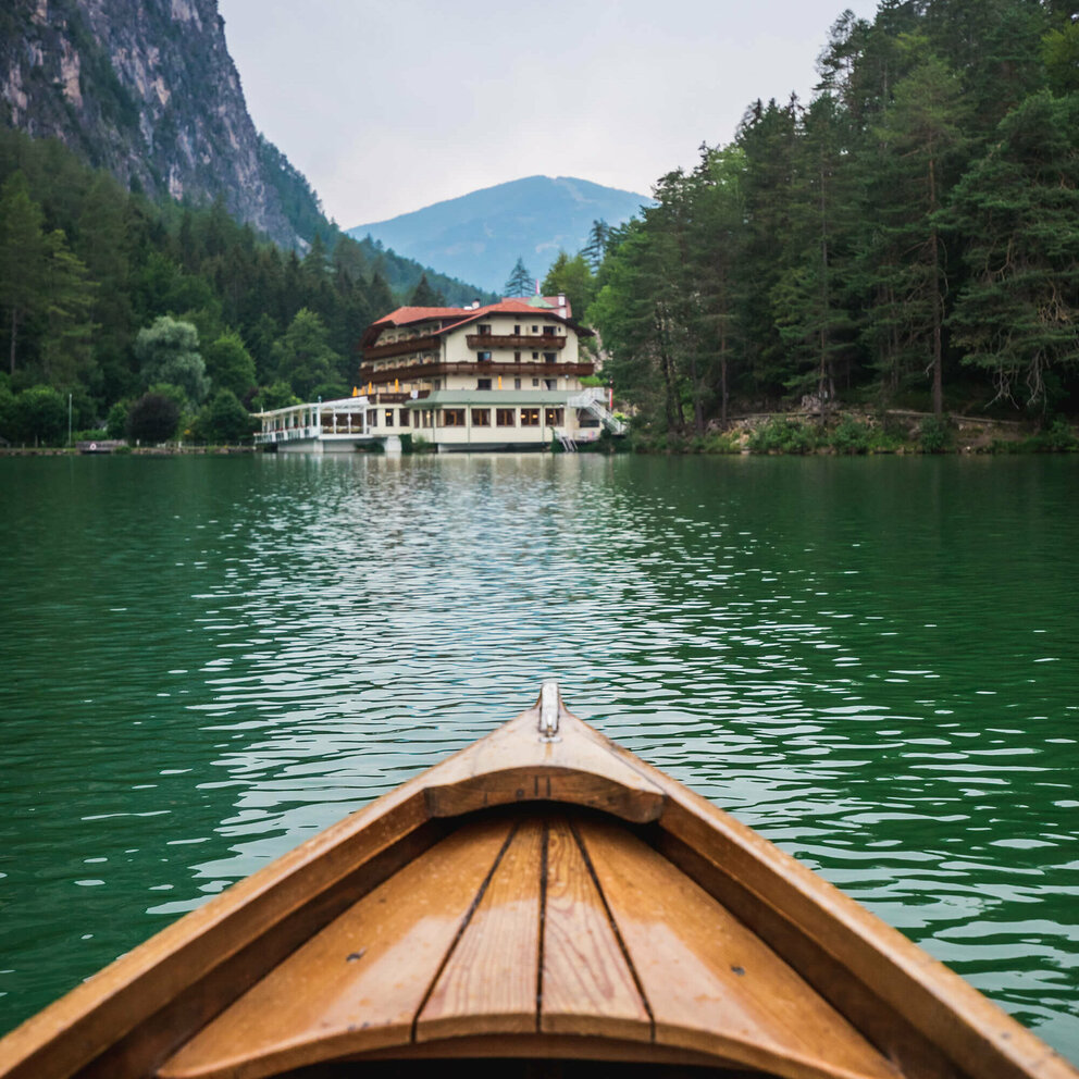 Bootsfahrt auf dem grünen Tristacher See in Osttirol mit Blick zum Tristacher Parkhotel.