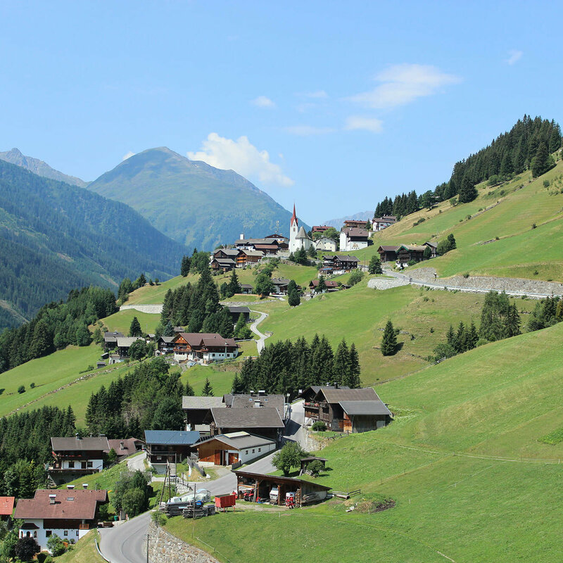 Blick auf das sonnige St. Veit im Defereggen an einem Traumtag im Sommer.