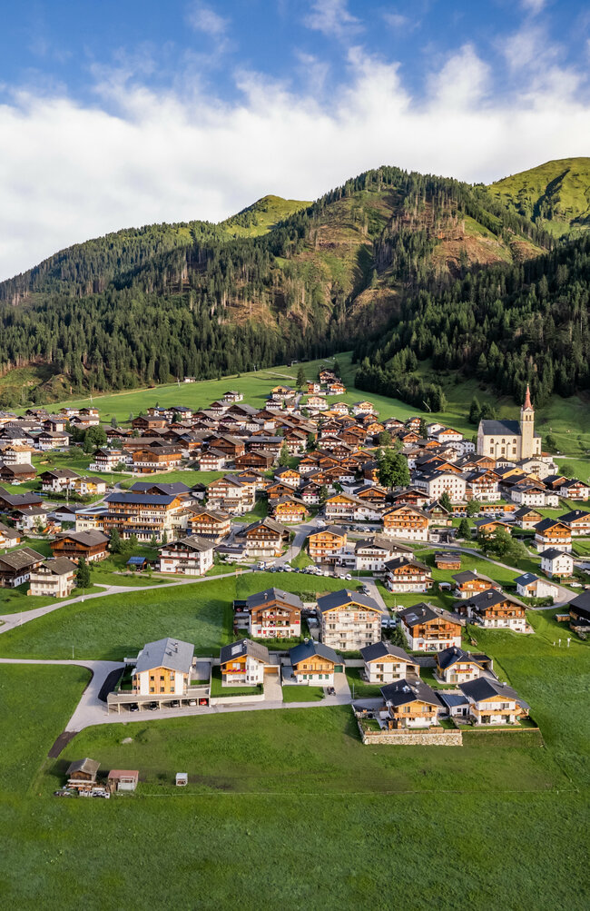 Luftaufnahme des Haufendorfes Obertilliach - eines der schönsten Bergdörfer Österreichs.