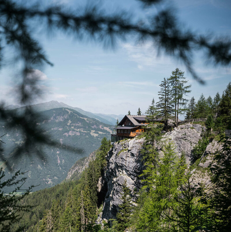 Dolomitenhuette Blick auf die Dolomitenhuette an einem schönen Tag, durch einige Zweige fotografiert.