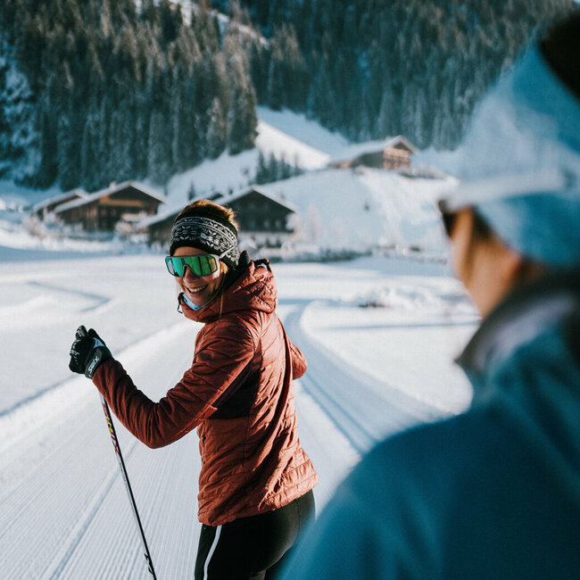 Zwei Langläufer:innen auf der Loipe in Innervillgraten