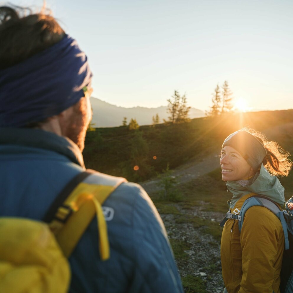 Ein Pärchen genießt den Sonnenaufgang am Bösen Weibele.
